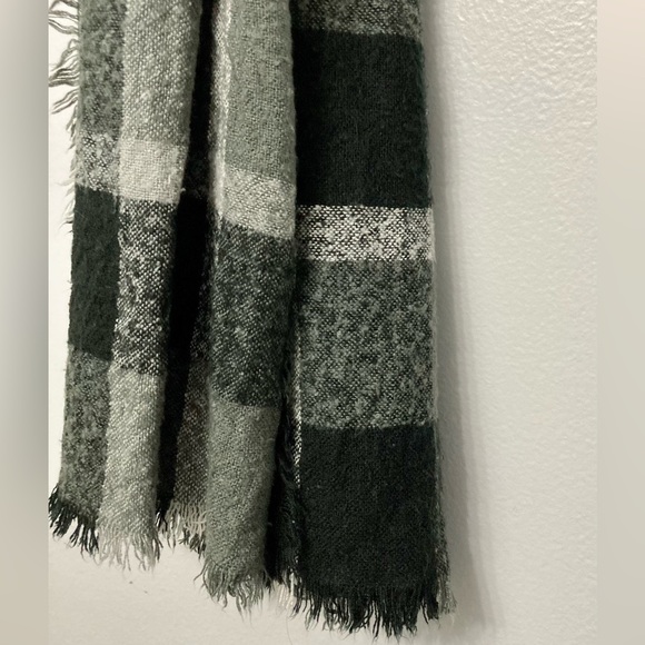 Plaid Small Fringe Scarf - Picture 4 of 10